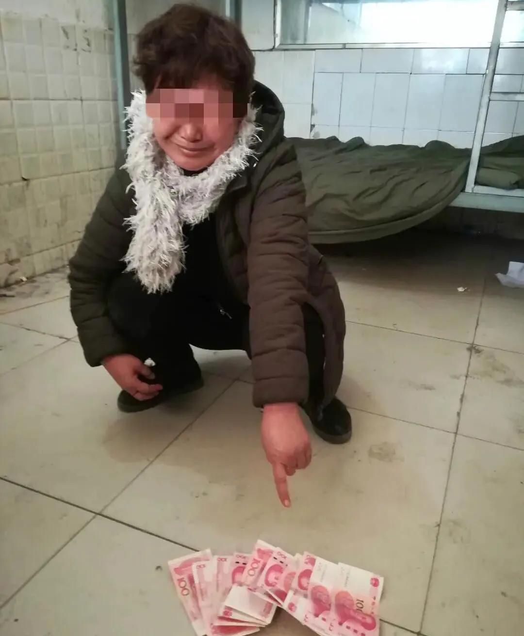 婆婆带孩子把钱弄丢了，让她‬赔不应该吗？
猛地一看还以为婆婆带孩子把孩子丢了，让