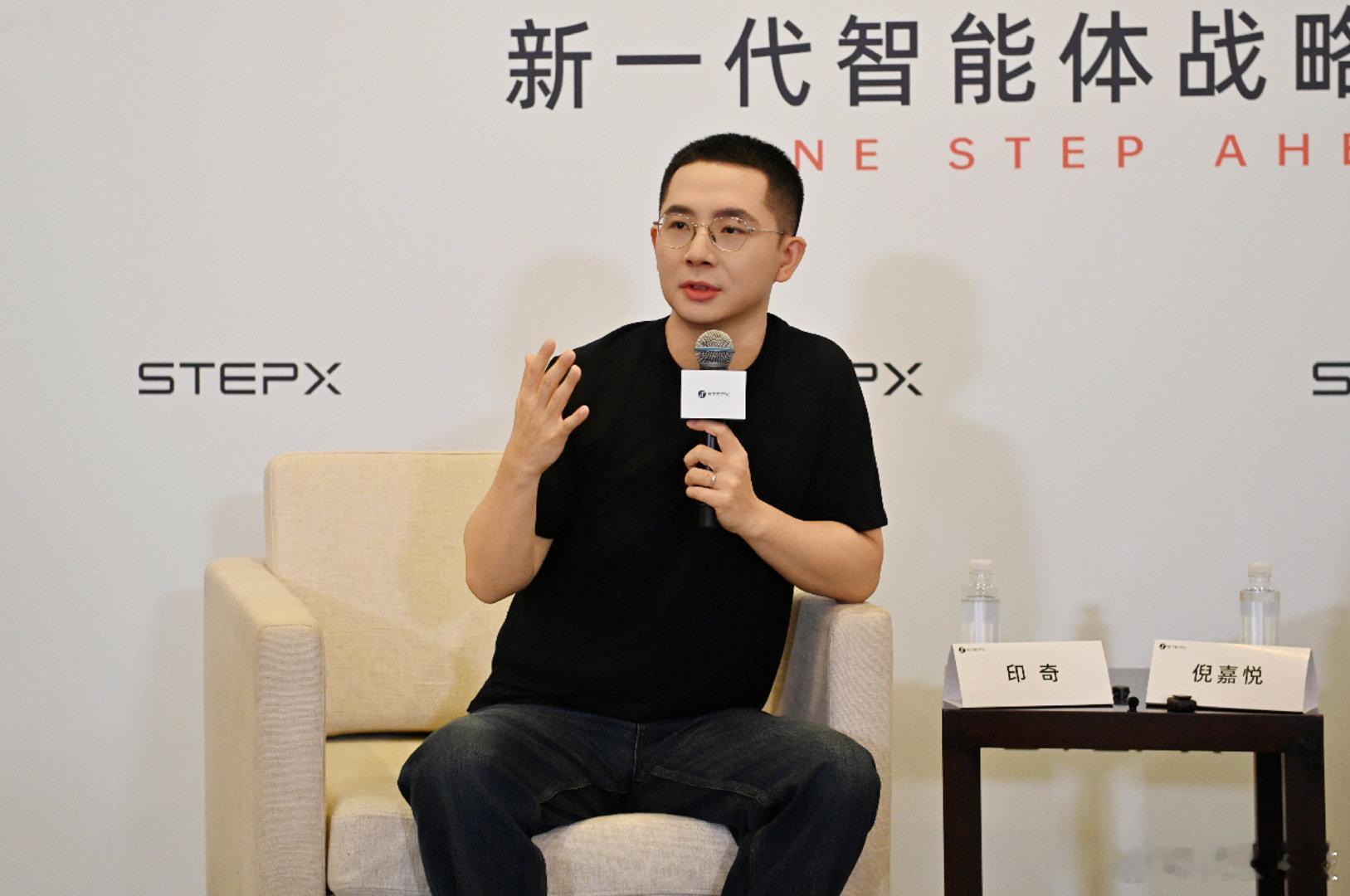 【印奇称阶跃手机不是安卓改造印奇谈阶跃手机与豆包手机差异】7月13日，据蓝鲸科技