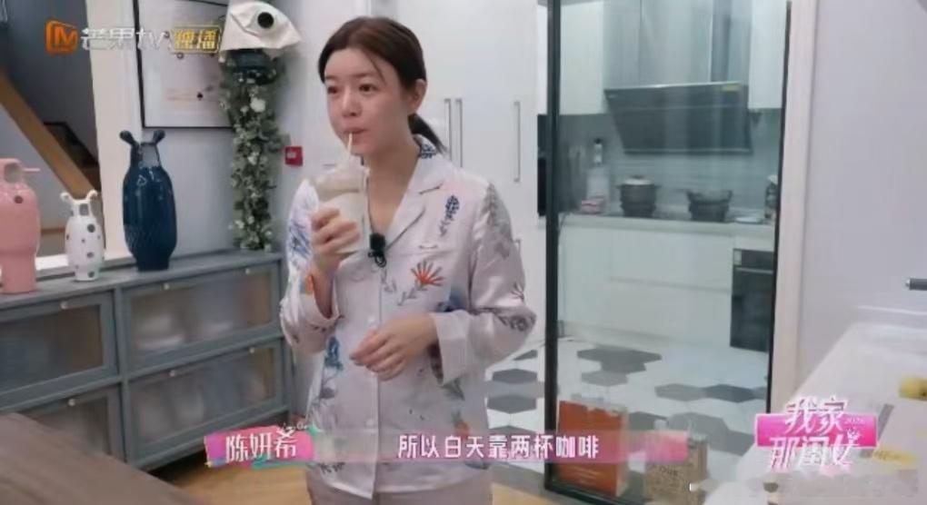 陈妍希好真实的生活陈妍希的温柔底色褪去荧幕当中的滤镜，私下的陈妍希简单随性，平淡