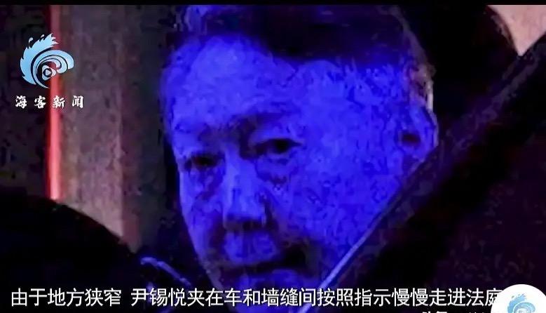 尹锡悦生日现身军事法庭：贴墙挤过窄道，瞥镜头眼神带锋芒

12月18日，恰逢65