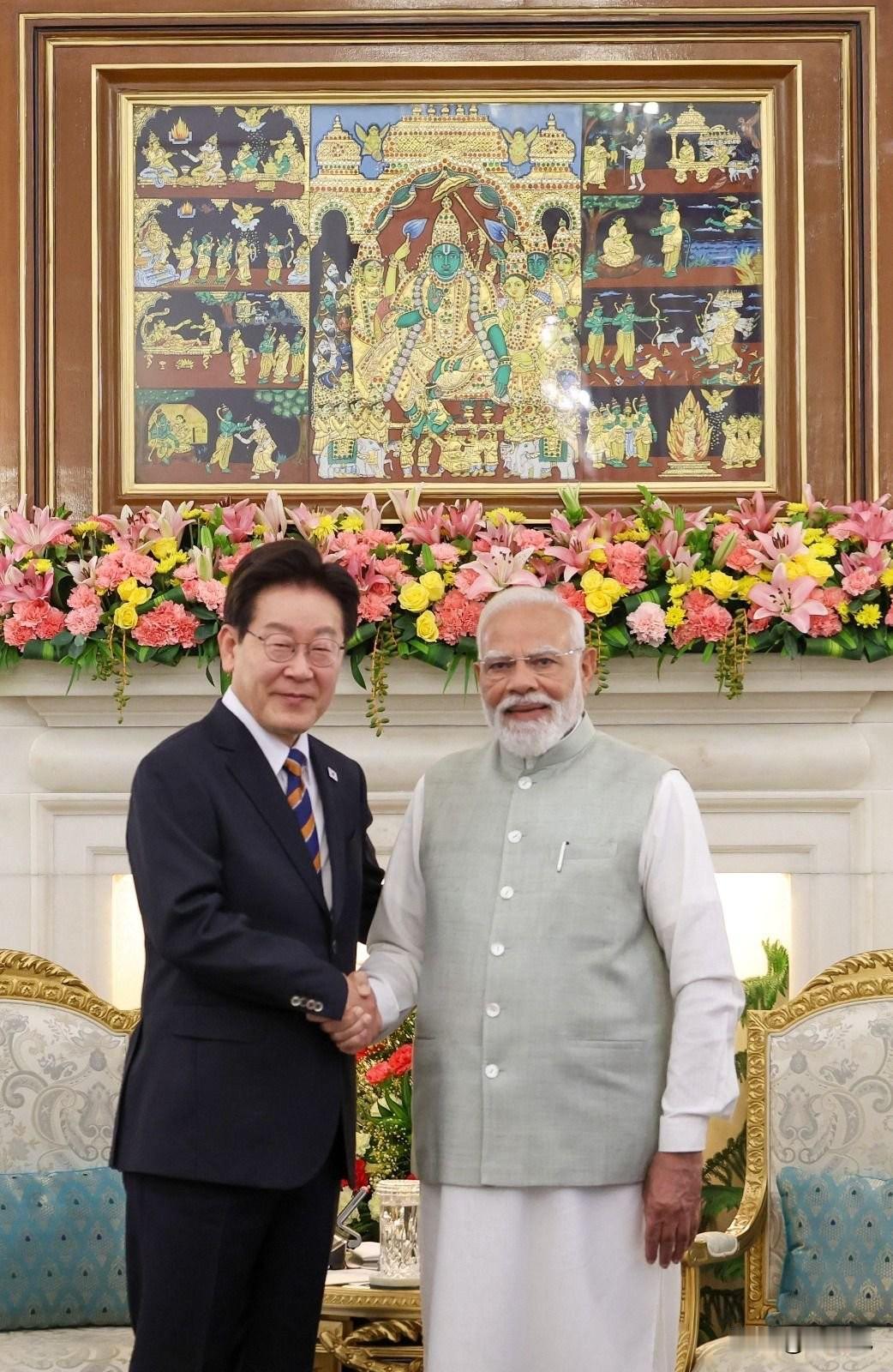 印度总理莫迪今天发文说：“很高兴欢迎李在明总统首次访问印度。他的人生与事业，是奉