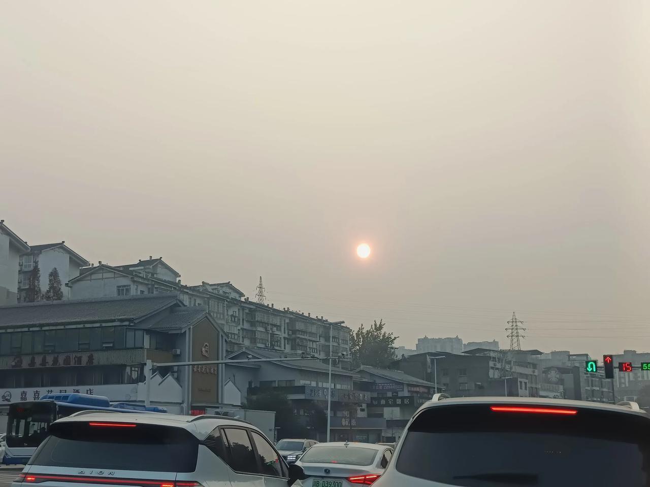 绵阳早晨八点钟的太阳。绵阳已经连续几日都有太阳了，今日亦是如此。清晨气温较低，然