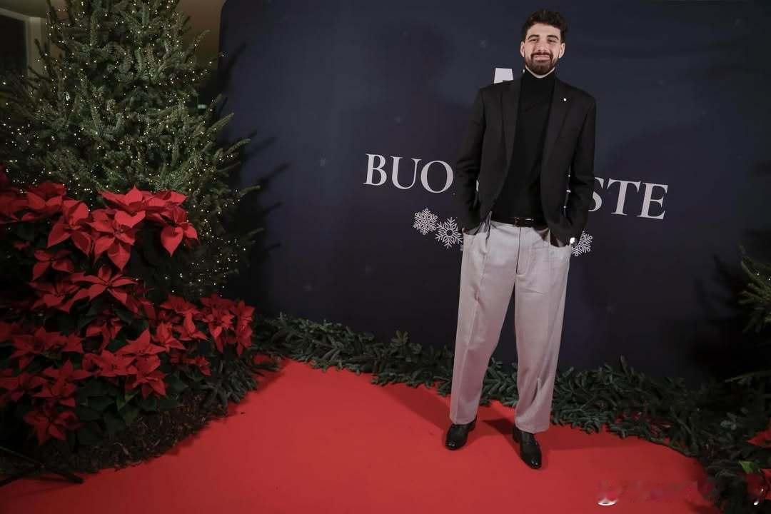 拉维亚参加特伦蒂诺party。男排国际排坛动态