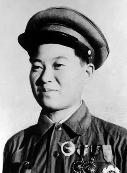 1950年，一名叫郭富战士下身血流不止，医生正要解扣子检查，不料，他一把拦住，强