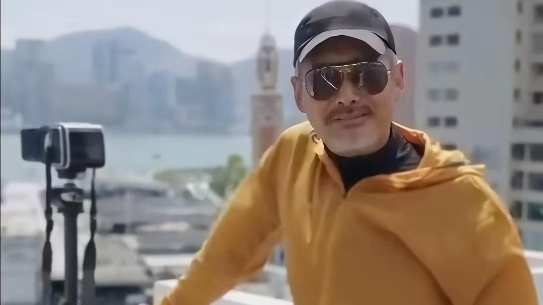 天呐，曾经的帅哥男神，现在老了胡子白了，看着有点邋遢，但气质还在，你认出是谁了吗
