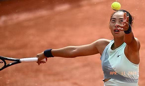 郑钦文又退赛了！
这己经是本赛季第三回。
郑钦文因右膝旧伤复发加肘部术后隐患，日