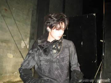 刘耀文45度站姿升级了 我真的要被他的小细节戳死，站在那接受采访的时候不自觉就摆