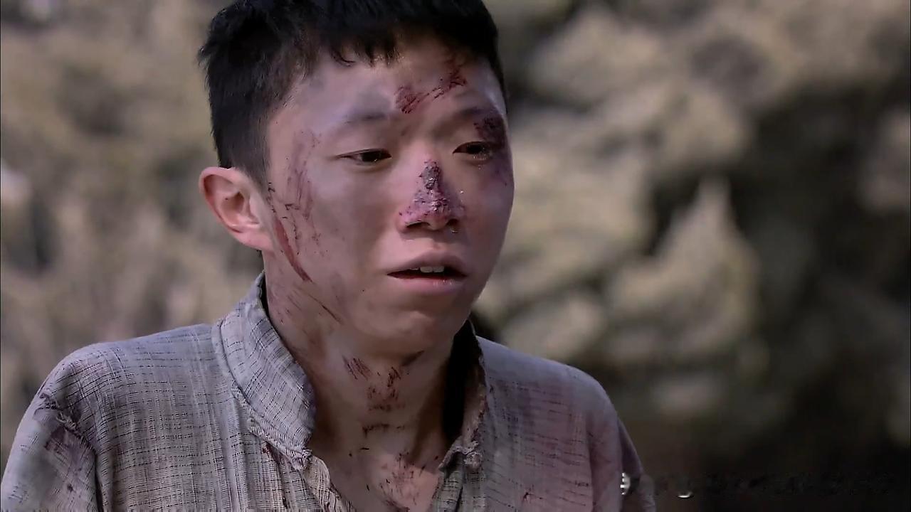 “燃烧的松树都已返绿”，这是什么鬼？！
话说有一次我写文夸赞《悬崖》“小董”演技