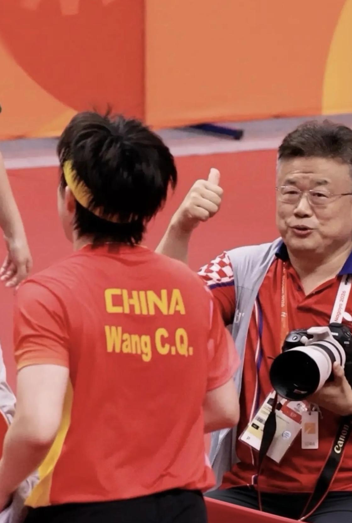 打出硬球，现场记者当场竖起大拇指。
王楚钦这场球打得漂亮，一旁的记者看得佩服，直