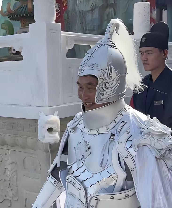 大衣哥朱之文的根深深扎在泥土里，他不会说不改初心，却做到了初心不改
看到大衣哥朱