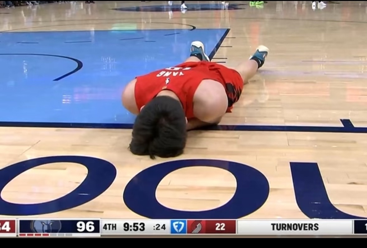 首先声明: 犯规很可耻，尤其是对杨瀚森这个恶意犯规我认为联盟需要赛后调查。其次: