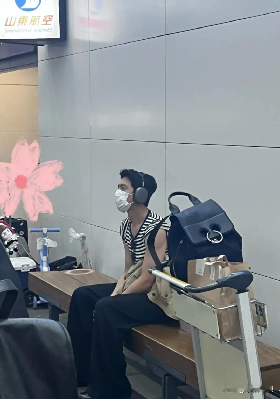 井柏然现身青岛机场，他的身材真的好啊，脱衣有肉、穿衣显瘦，简直赛过模特！
穿着条