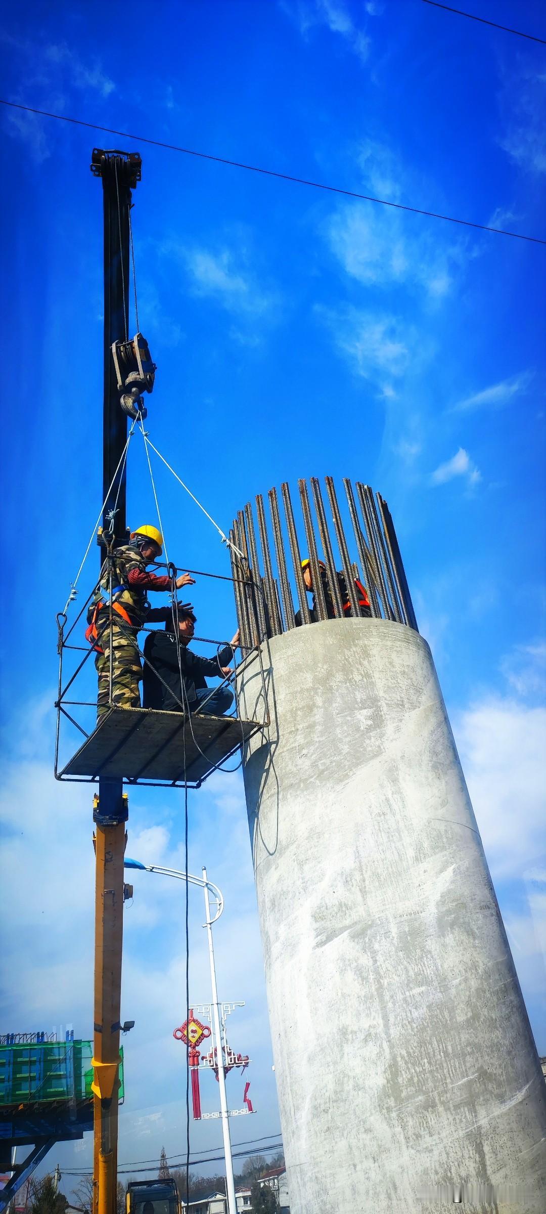 冬日生活随拍路面施工，车辆按照指挥分流通行。于是就仰望着高空作业的工人，随手拍一