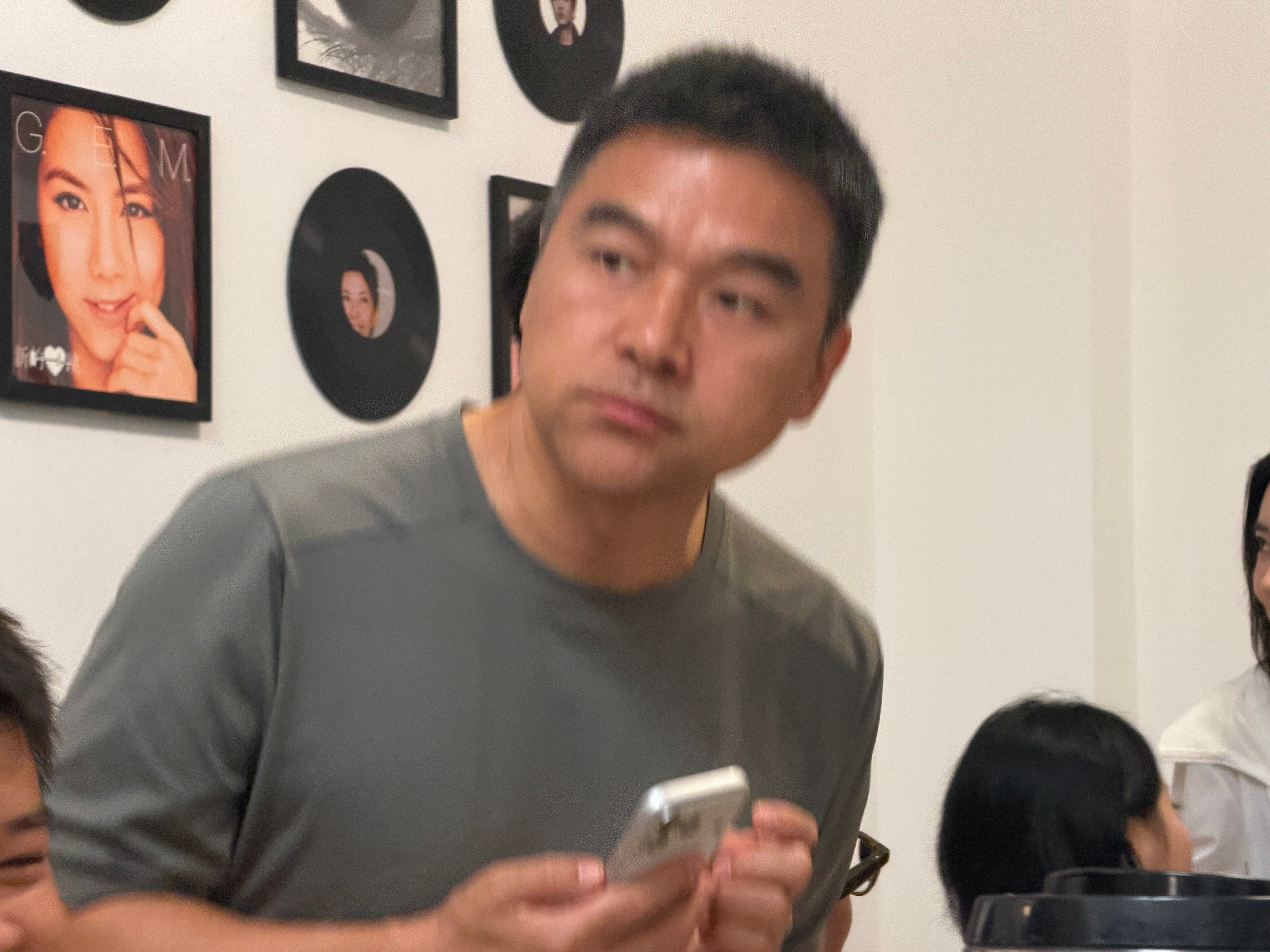 上周又被这个男人压了一头，这周一定多发微博努力努力，下周我要把他压在身下拜托各位