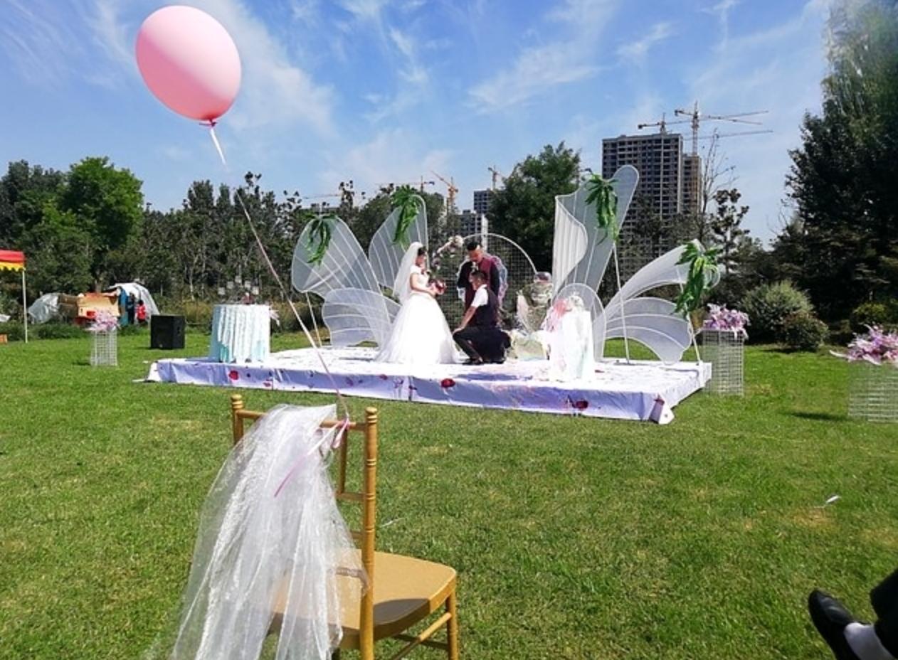 今年全国两会的政府工作报告里，有个新说法特别戳中年轻人，那就是首次提出要加强初婚