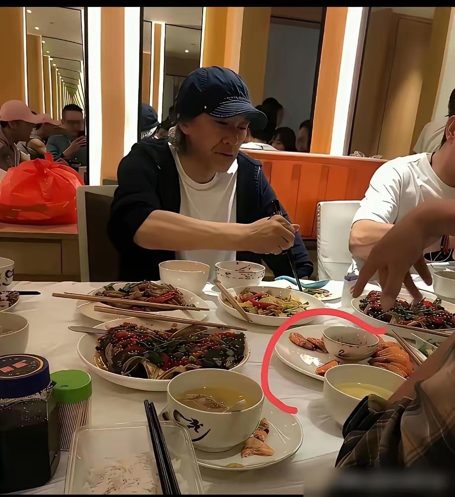 身价几十亿还深夜蹲餐厅打包剩菜，换别的明星早被骂上热搜抠搜，唯独周星驰这波，被老