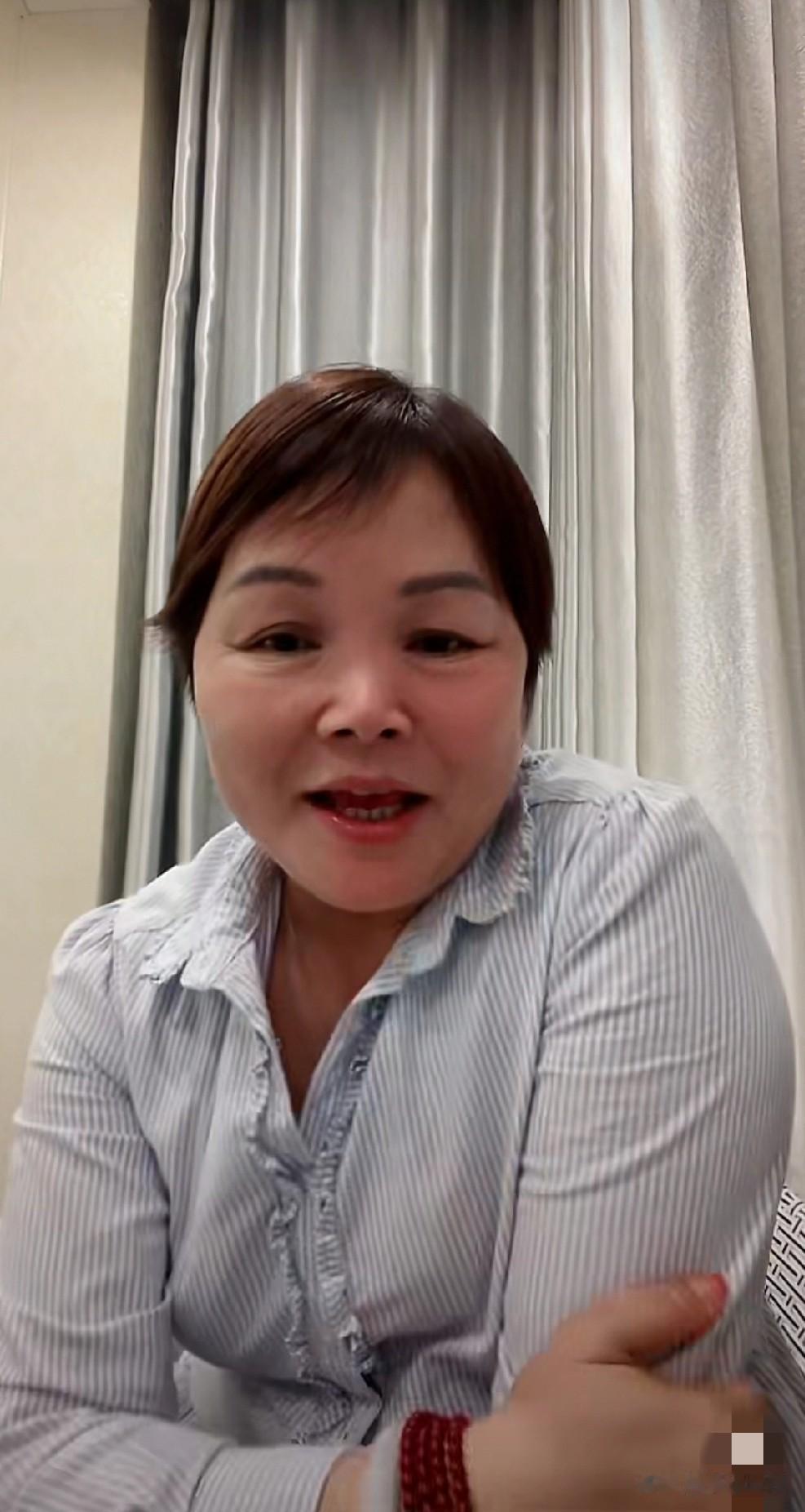 叶锐聪妈妈在直播中途来了视频电话，是小姑子家的孩子，一个可爱的小女孩子，孩子们跟