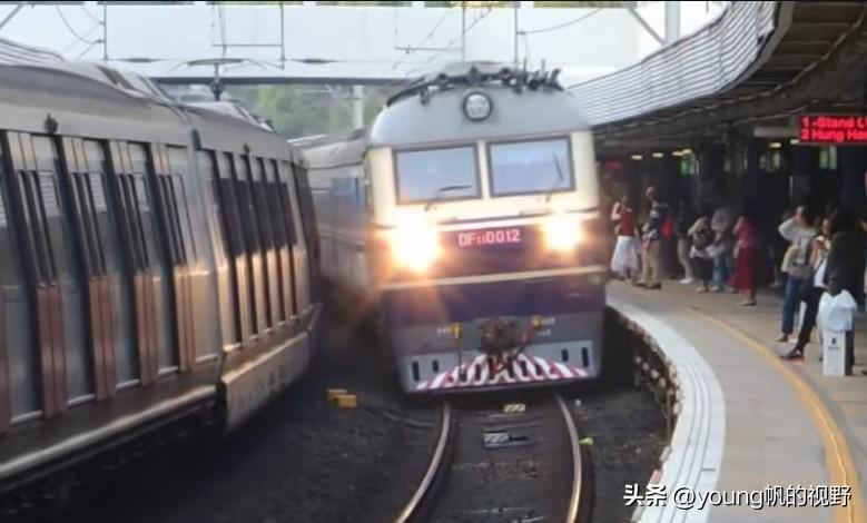 经典老照片之东风11内燃机车牵引进港列车行驶在香港东铁线上。从照片内容来判断，拍