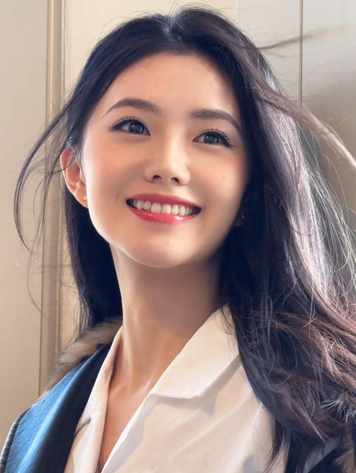 #刘浩存看秀状态好松弛##刘浩存看秀look#刘浩存现身巴黎 MiuMiu 时装