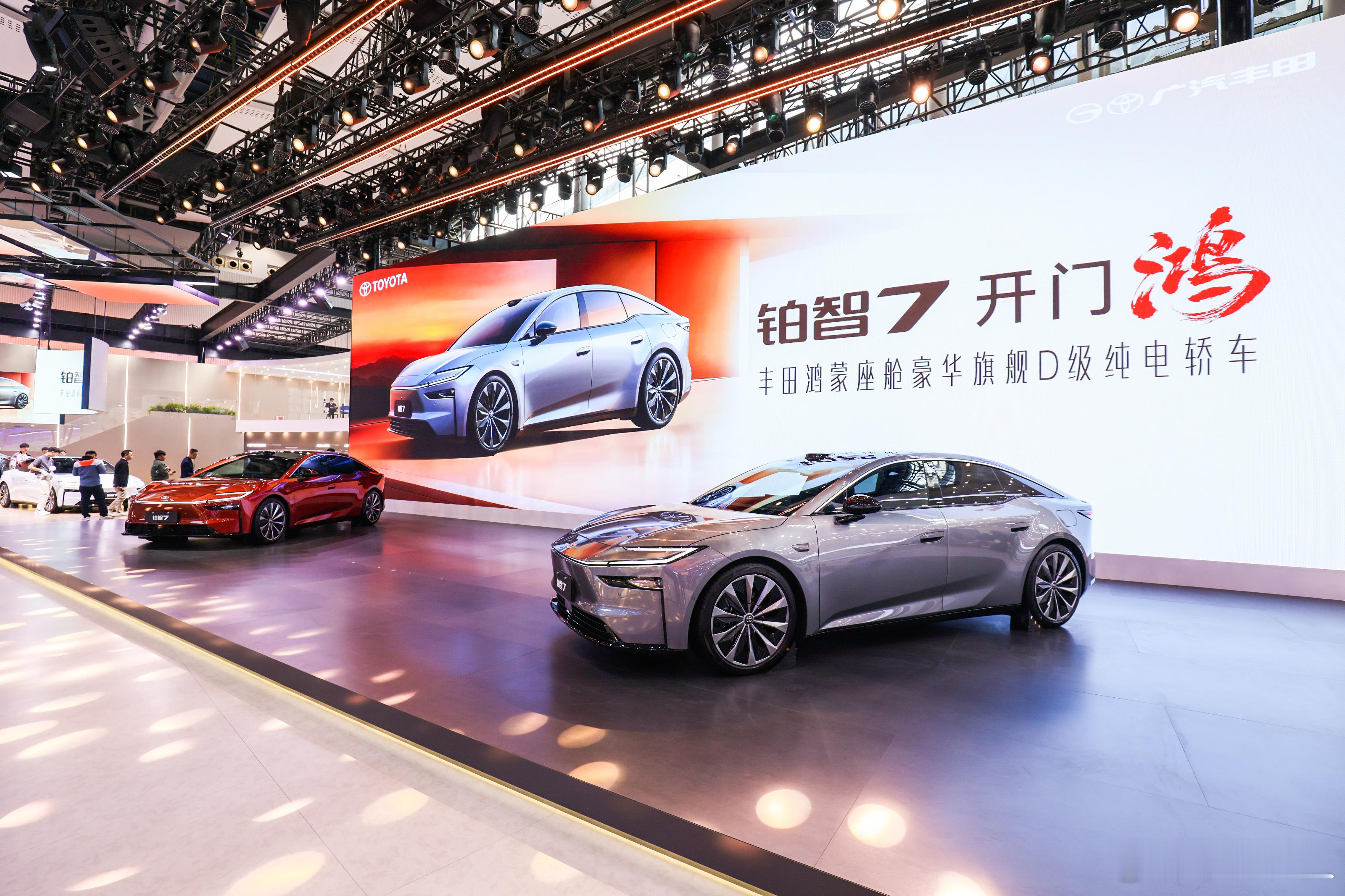 今天车展看到铂智7实车了，定位豪华D级纯电轿⻋，车长超5米，后排空间确实宽敞。鸿