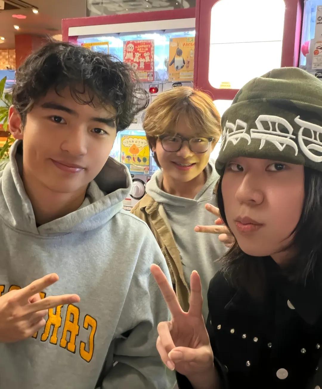 谢霆锋的大儿子Lucas现身悉尼游玩，他天生的卷头发，长得像爸爸谢霆锋，皮肤是小