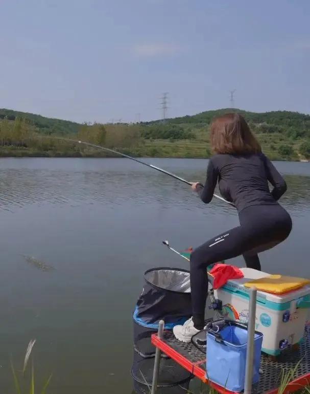 现在钓鱼圈里女性越来越多，原本那些邋遢流浪汉般的钓友，也注意容貌了，因为在钓场上