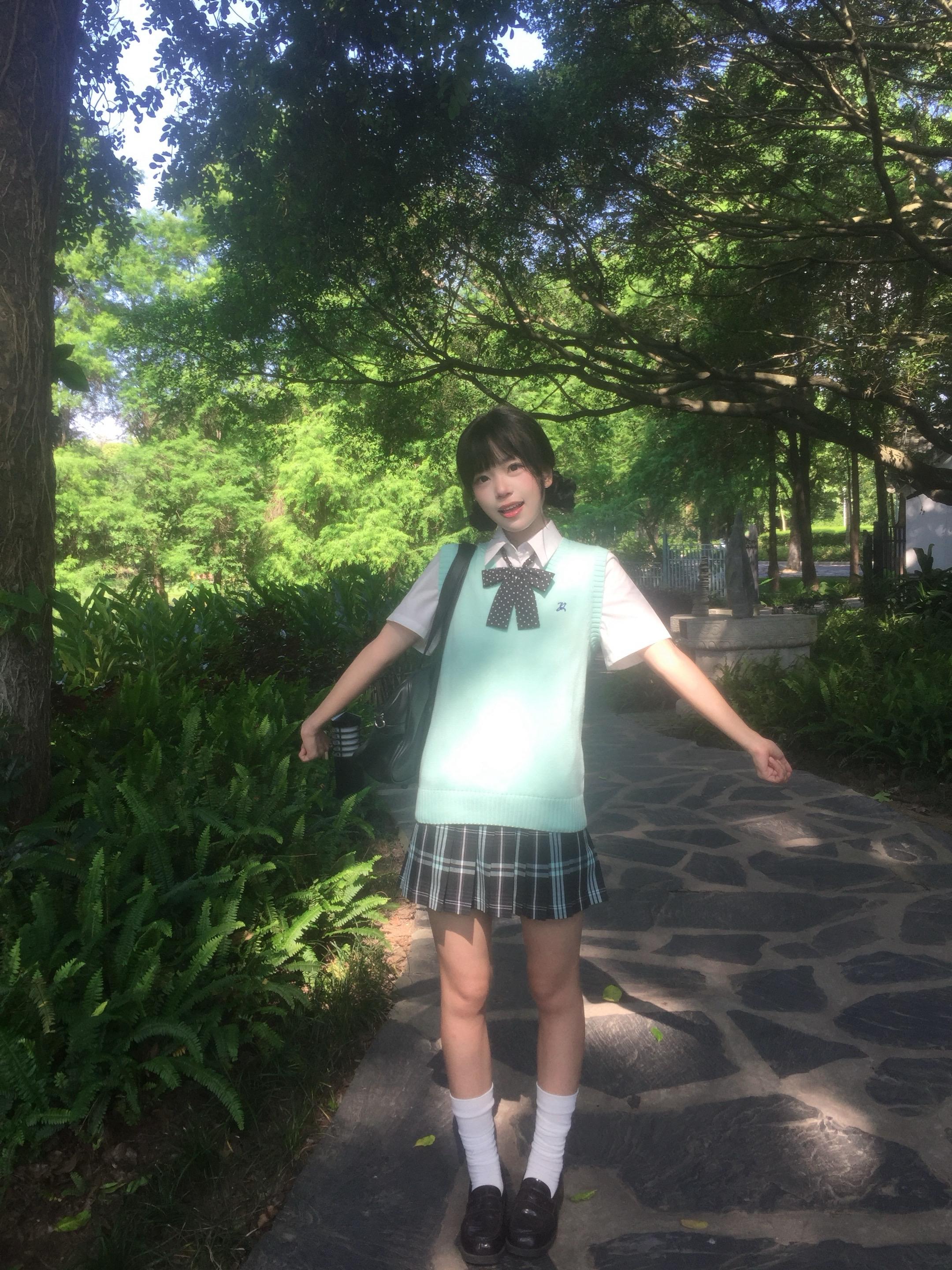 刚才吻了你一下 你也喜欢对吗。