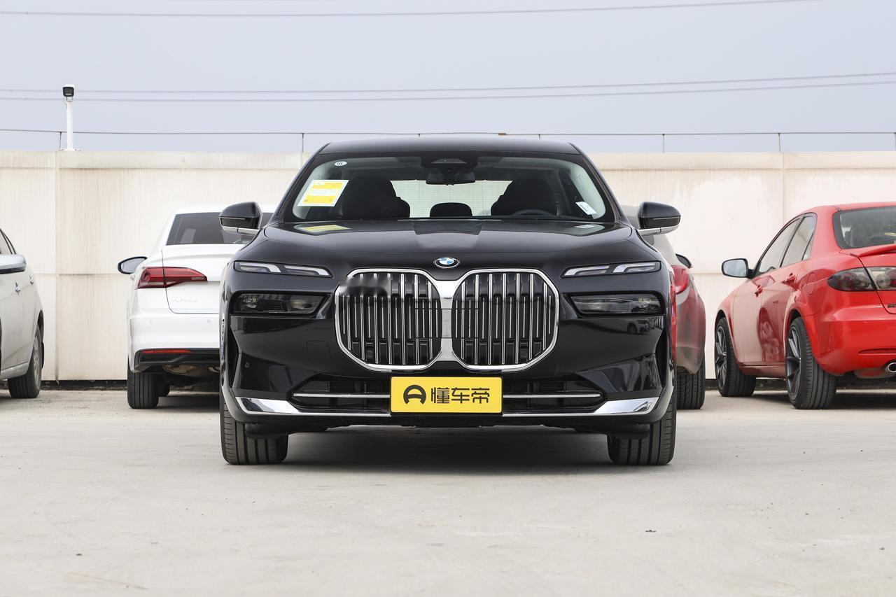 近日，我们获悉，现款宝马7系（G70）生产周期已进入尾声，预计2026年6月全面