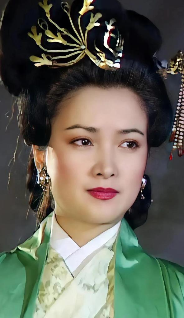 看到新闻的那一刻，作为一个70后的人，我愣了很久。 61岁，何晴走了。
这不只是