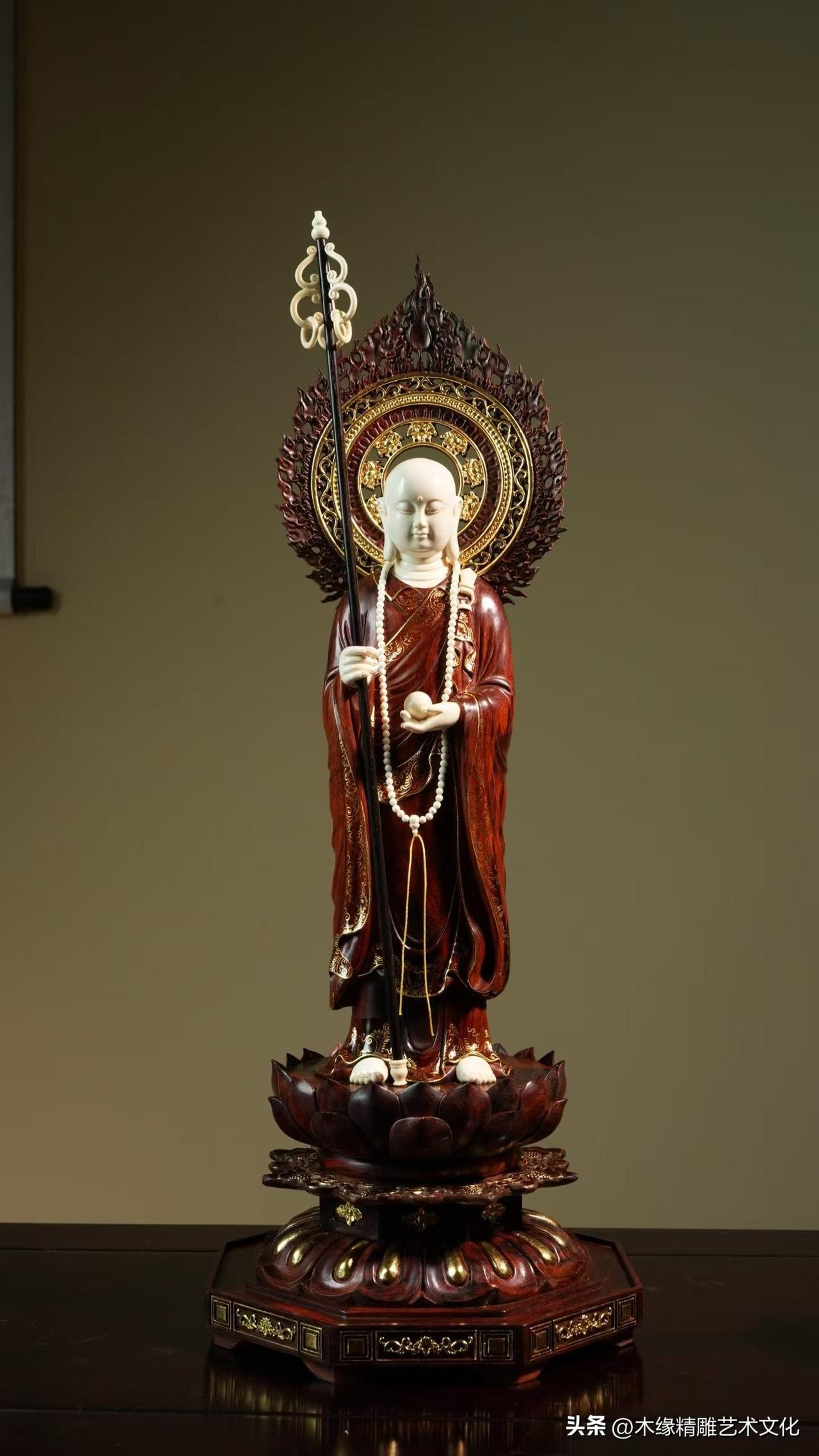 沉静，不必言语，自有力量。

小叶紫檀与猛犸巧妙结合，温润与沉稳相映成趣。地藏王