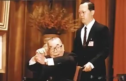 为啥蒋经国偏偏信了亲日的李登辉？李登辉从小崇拜日本，认日本军官当干爹，还大言不惭