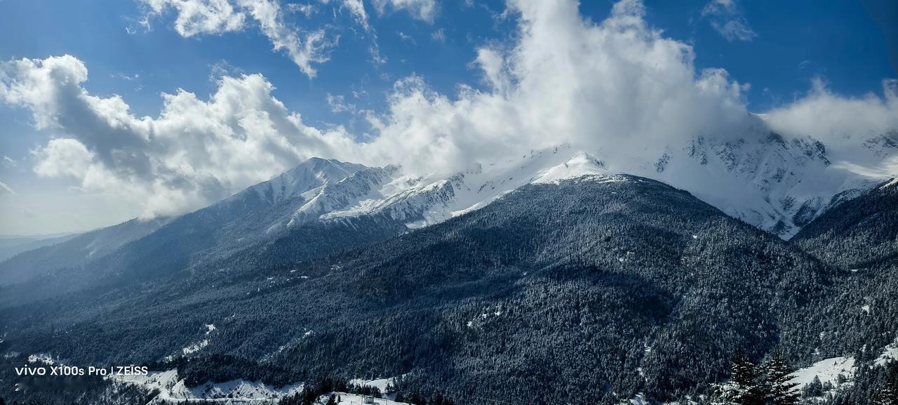 雪山之巅，云海环绕，壮丽美景，尽收眼底。