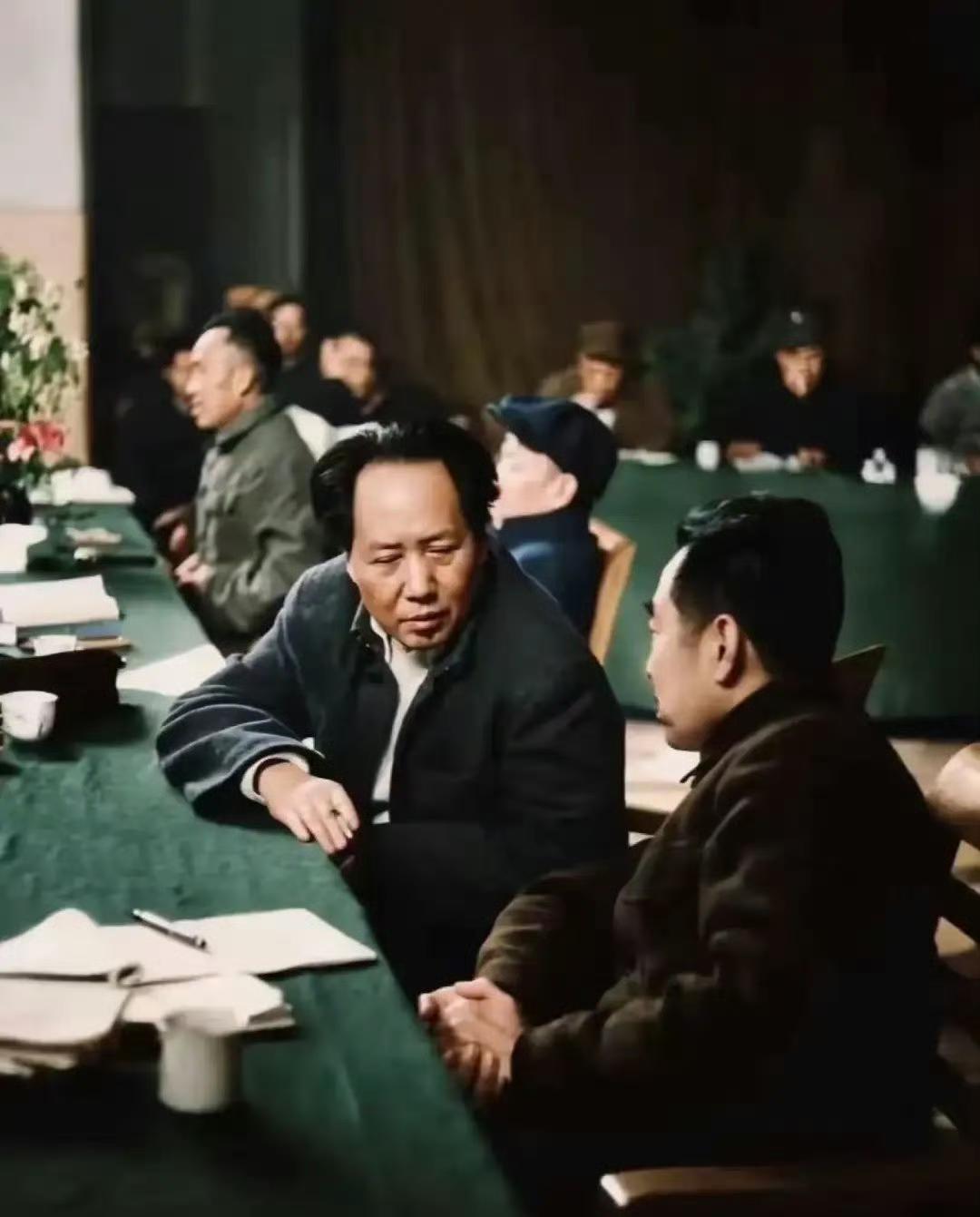 延安时期，毛主席和周总理在会议间隙交谈。