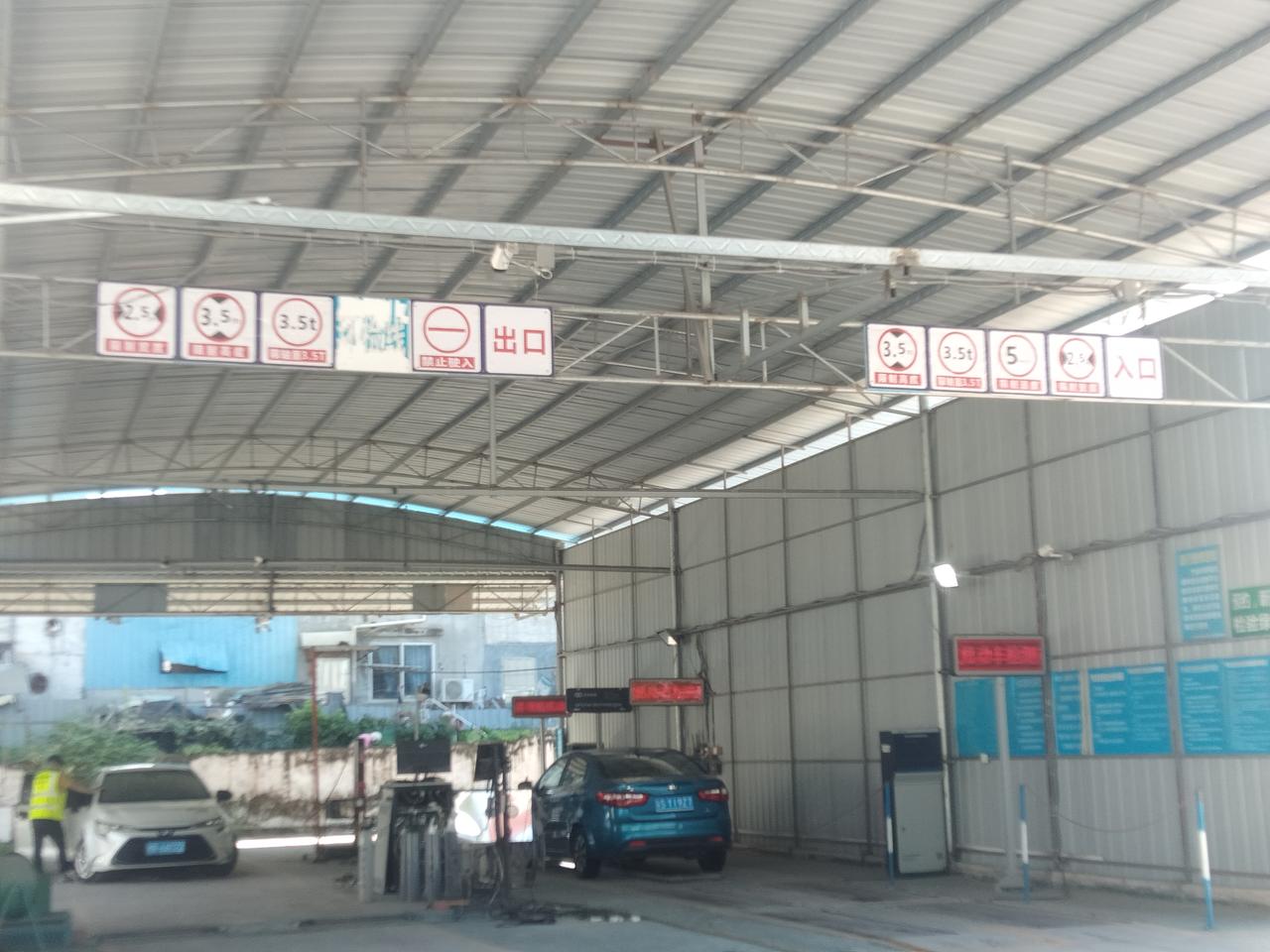 揭开汽车检测站的灰色面纱
 
在城市边缘的标准化厂房里，汽车检测站的黄色铁门每天