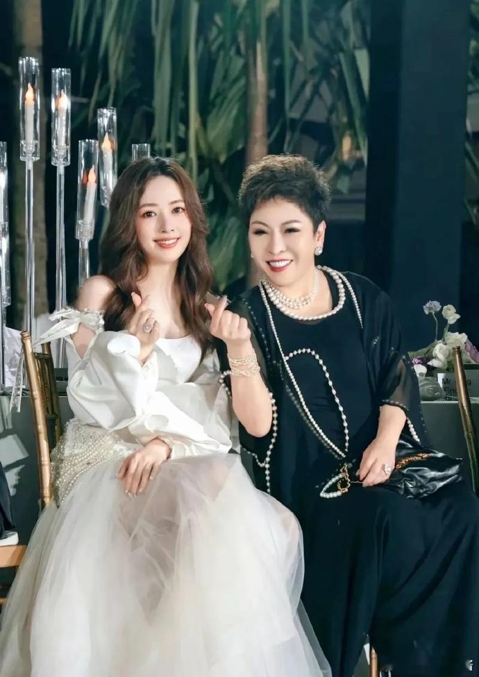 向太对这个儿媳妇真的是喜爱有加啊！ 郭碧婷没有妈妈，陈岚一直想要一个女儿，她俩真