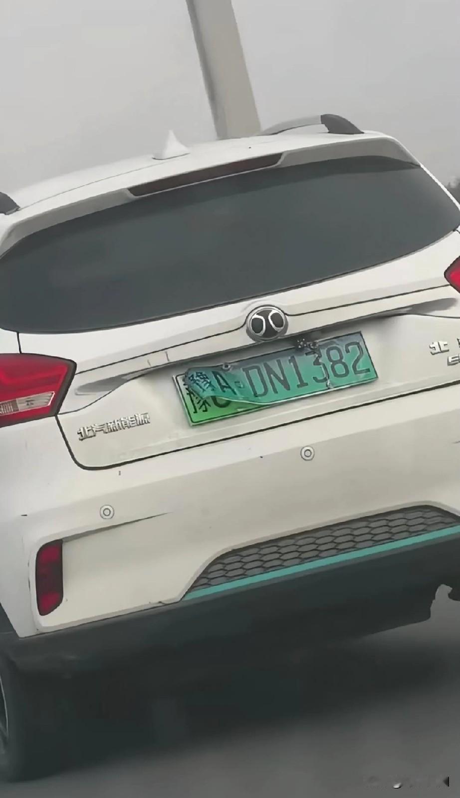 原本以为是个高手，原来是个无知，跑不掉罚款5000扣12分还要拘留15日。车牌号