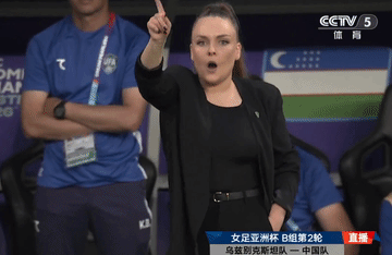 又爽又飒的美女主帅库尔比特，场边指挥也是一场风景线。
在常规时间80分钟时，0: