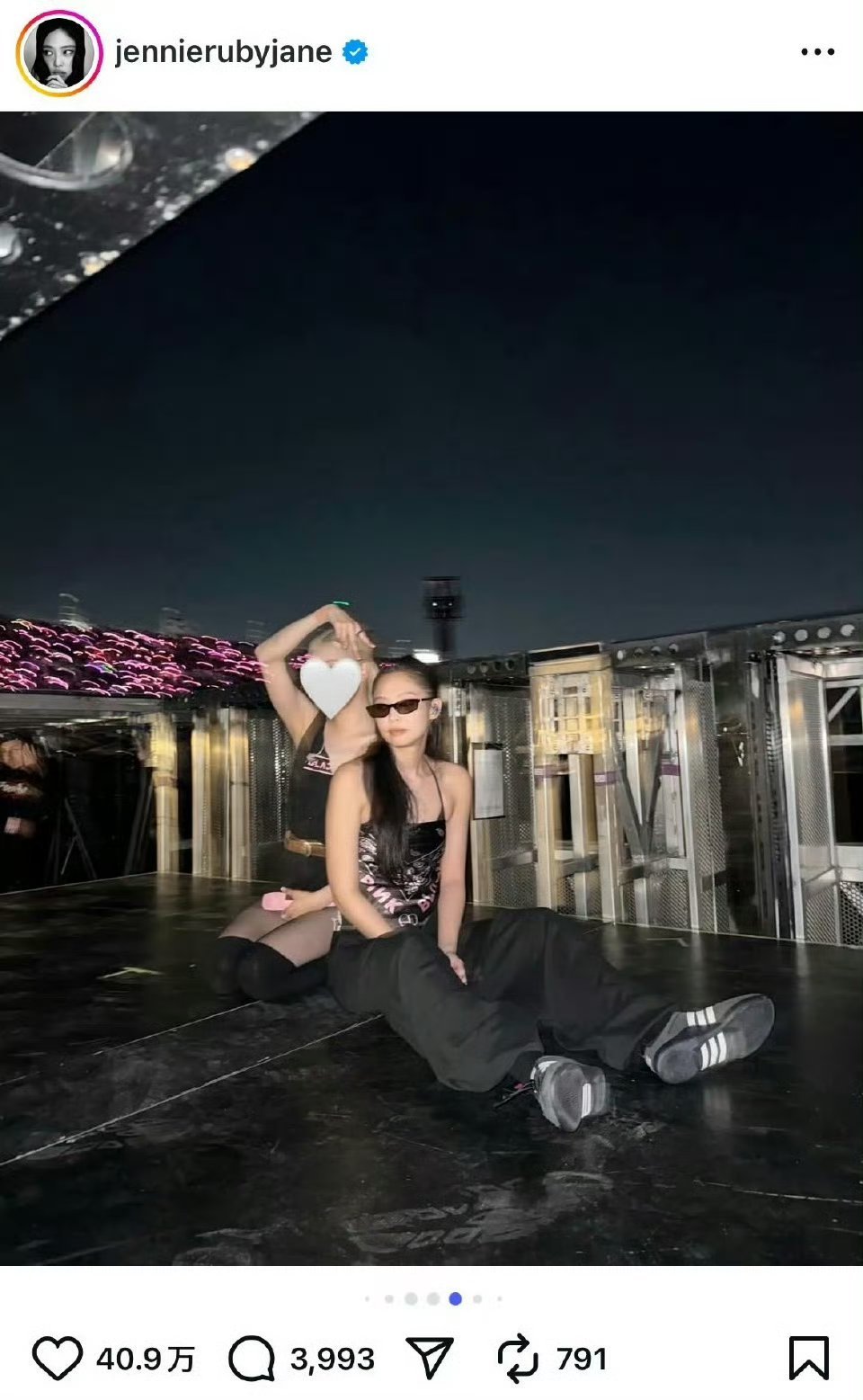 Jennie发和朴彩英的合照为什么要打码，现在被ma了Jennie打码朴彩英 ​