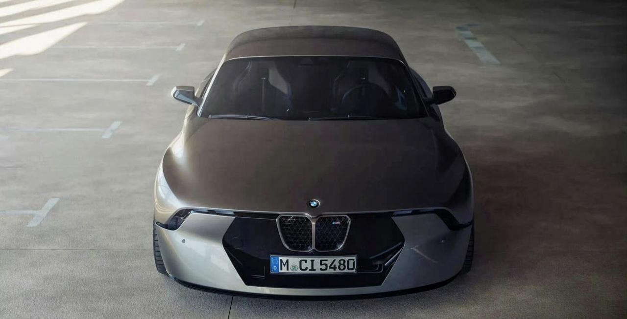 BMW 03 Coupe EV 概念车，双肾格栅的尺寸很收敛，两侧延伸融入了头灯