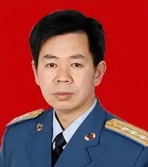 军事专家戴旭说了句大实话，极其扎心。咱们航母下水，五代机满天飞，导弹快到没影，家