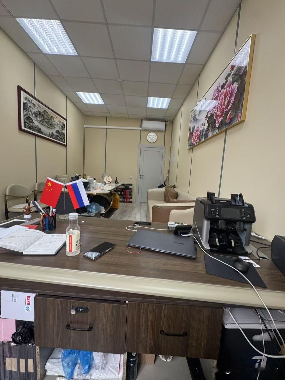 早上到公司，我没有先急着开电脑，而是先把桌面简单归置了一下，觉得整个办公室看着有