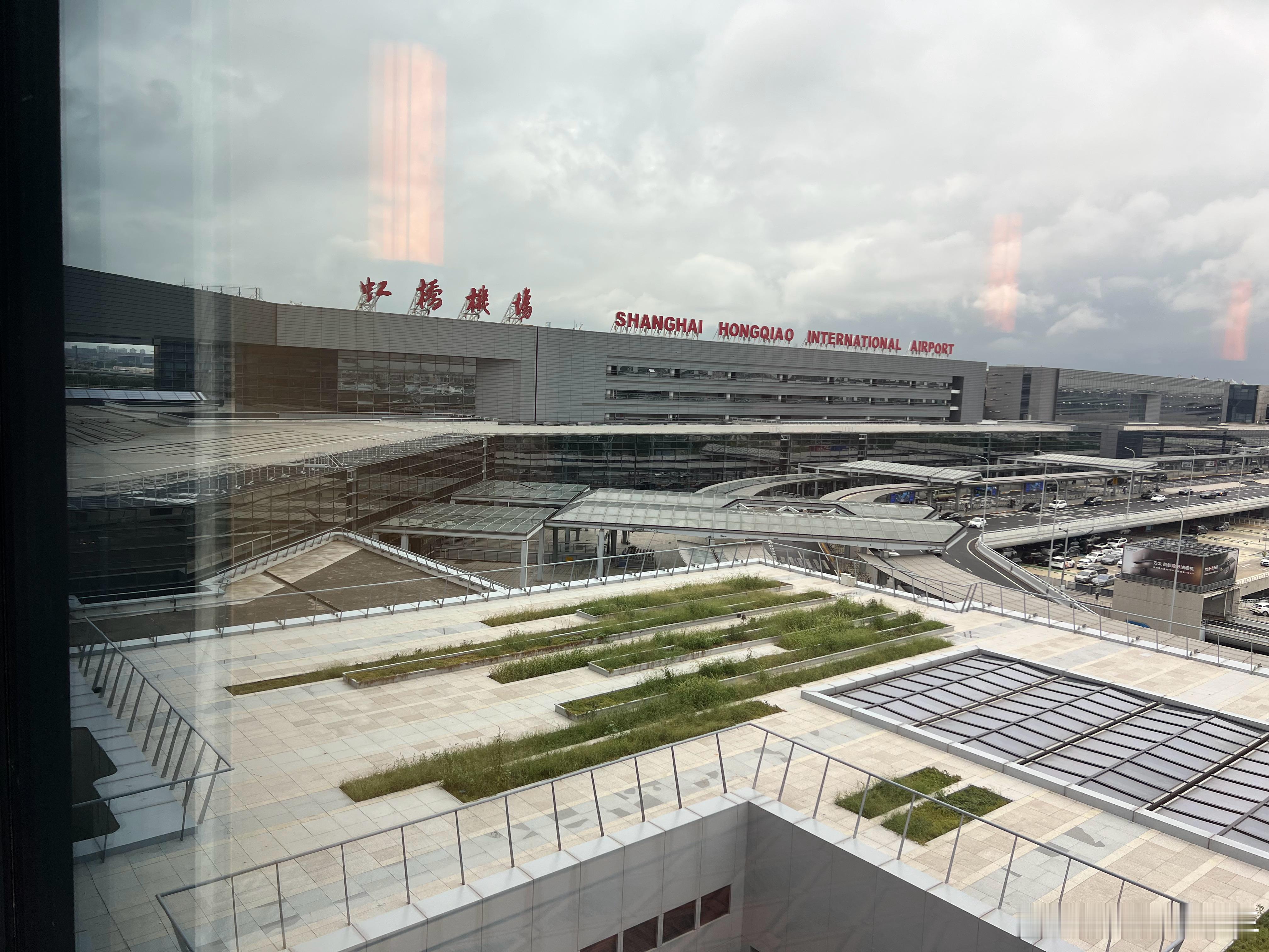 虹桥二号绝对是国内效率最高、最便捷的航站楼，内部设计合理、离市区不远、高铁无缝衔