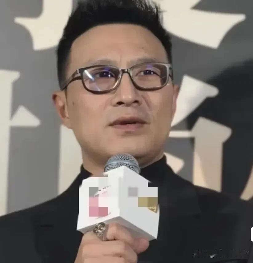 为啥说汪峰格局太大了呢，今天汪峰回应了他的热搜常问题“汪峰定律”，他说不在乎被任