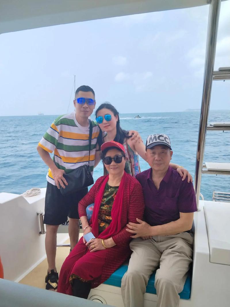友友能带着八十多岁的老妈去游览祖国各地的风土人情和锦绣河少，让老娘开心，足以见得