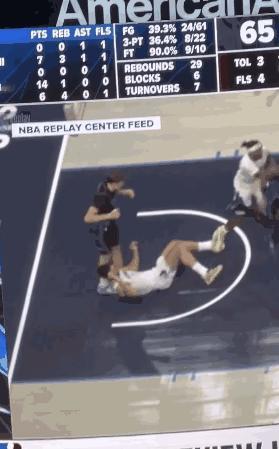 11月23日NBA常规赛，独行侠与灰熊的比赛在第三节末段爆发冲突！阿尔达马倒地后