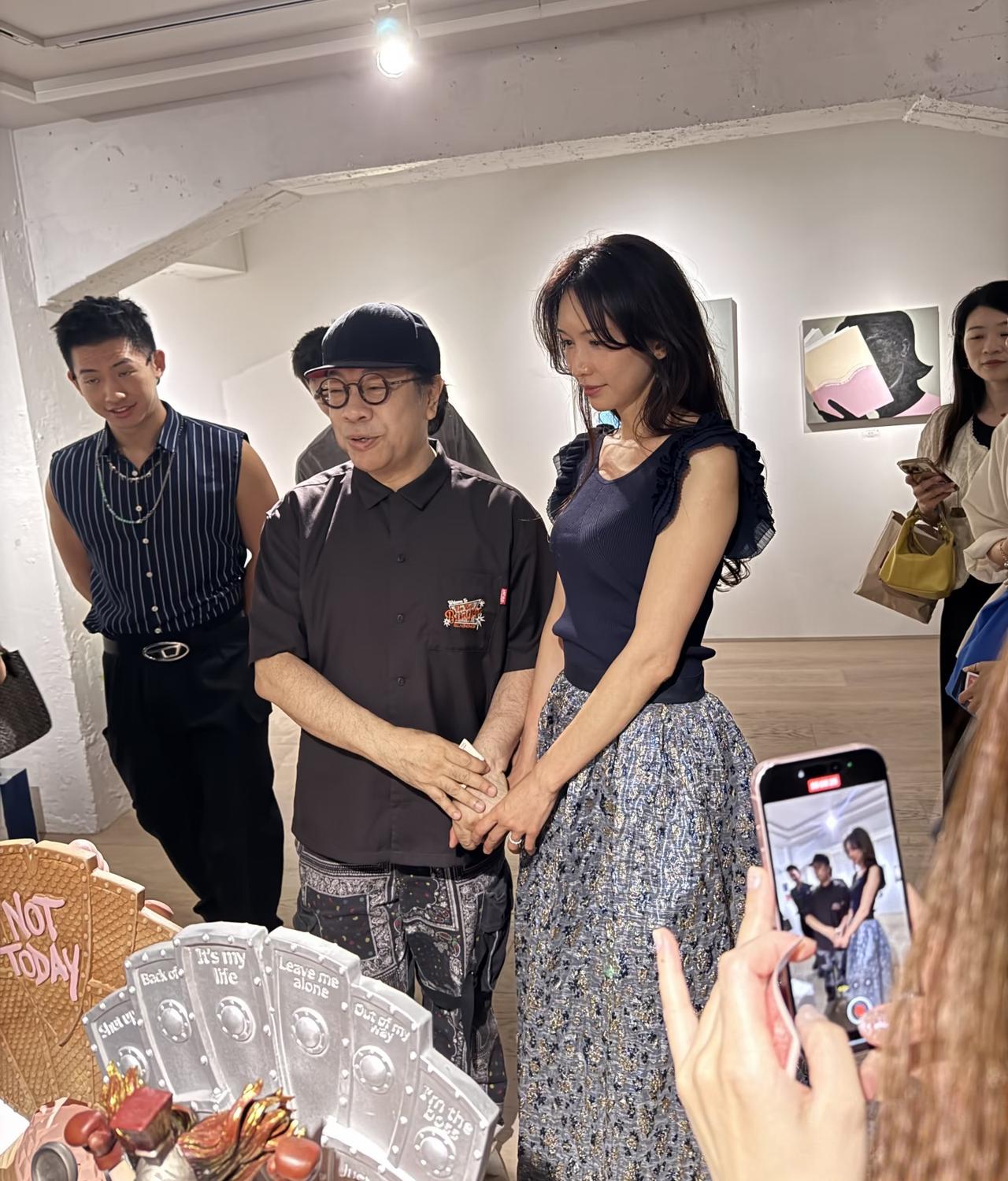 蔡康永在日本办艺术展，52岁林志玲专程去支持他，引起不小的骚动！
自从嫁给日本男