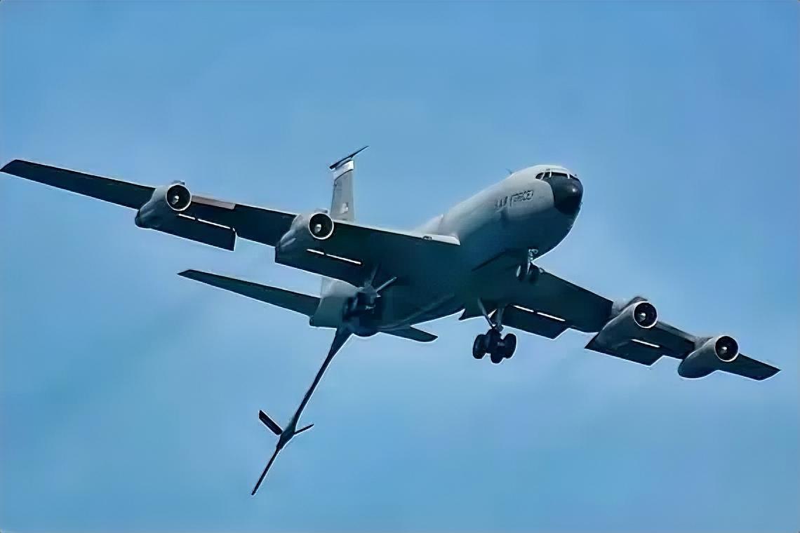 炸了！炸了！又是五架美国空军加油机遭袭受损！
 
据央视新闻3月14日消息，两名