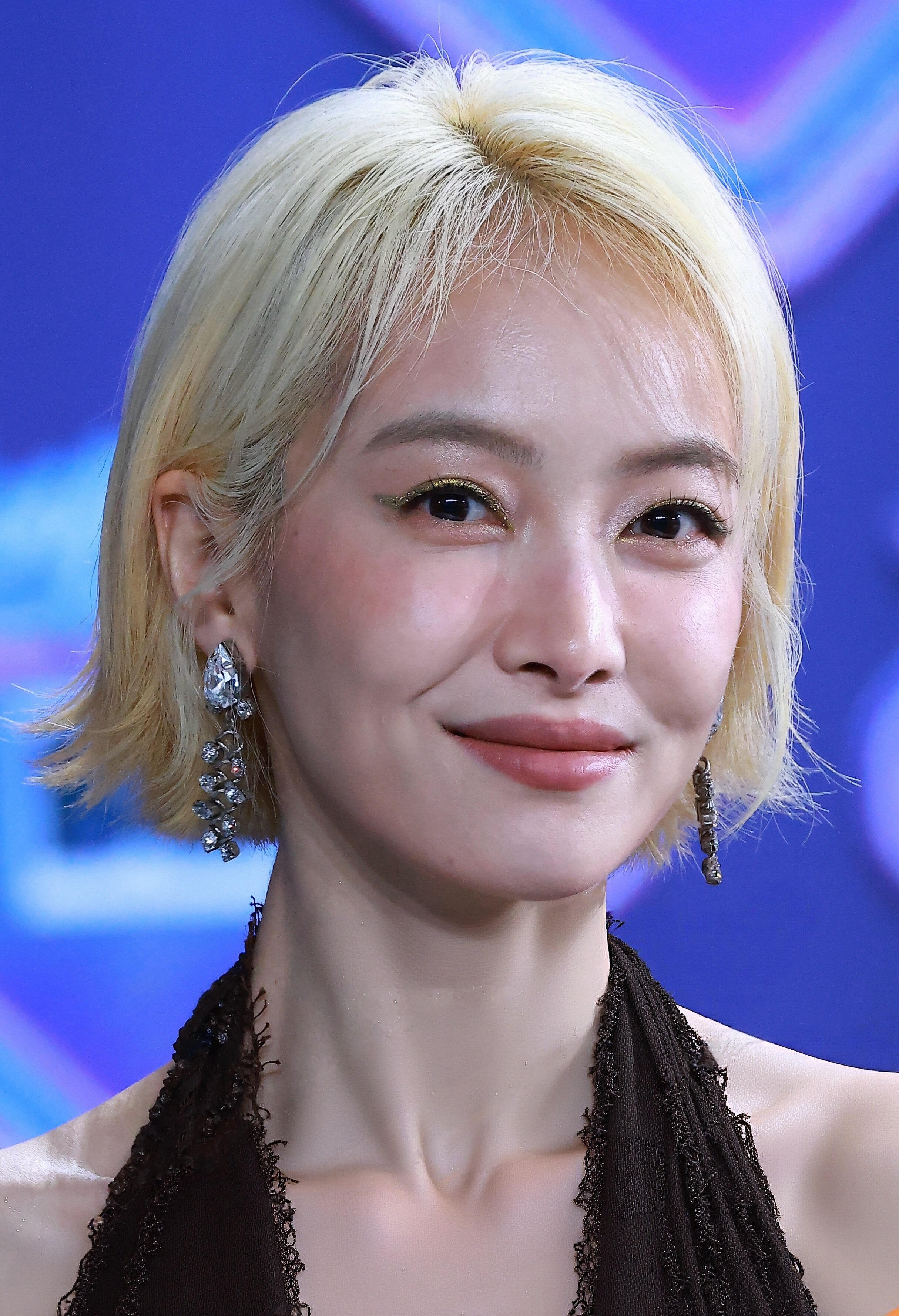 宋茜 短发冷艳脸上肌肉太僵硬了 