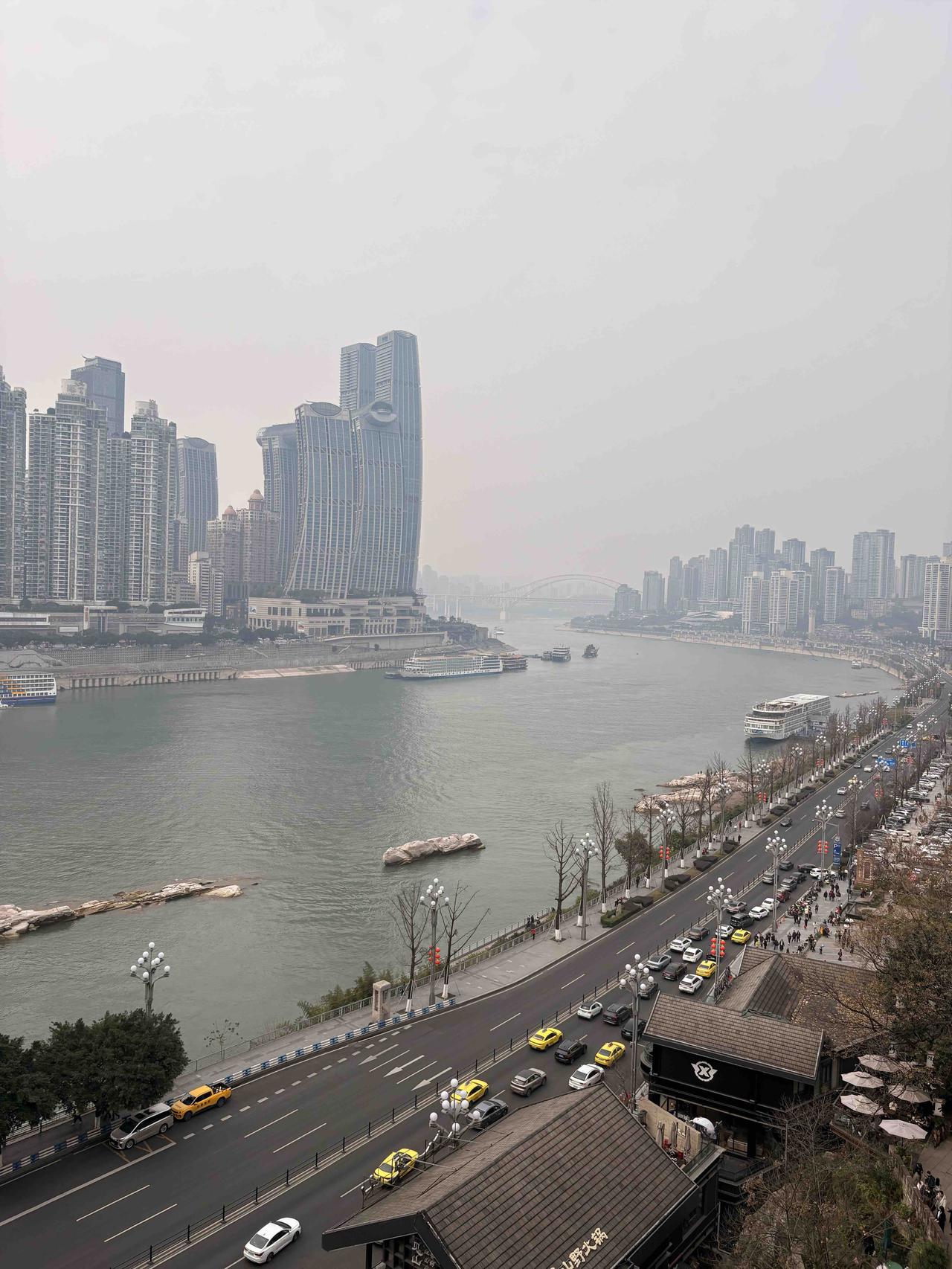 职场生存法则

公司里面的老黄，每天都是第一时间来到公司，他不但把自己工位的环境