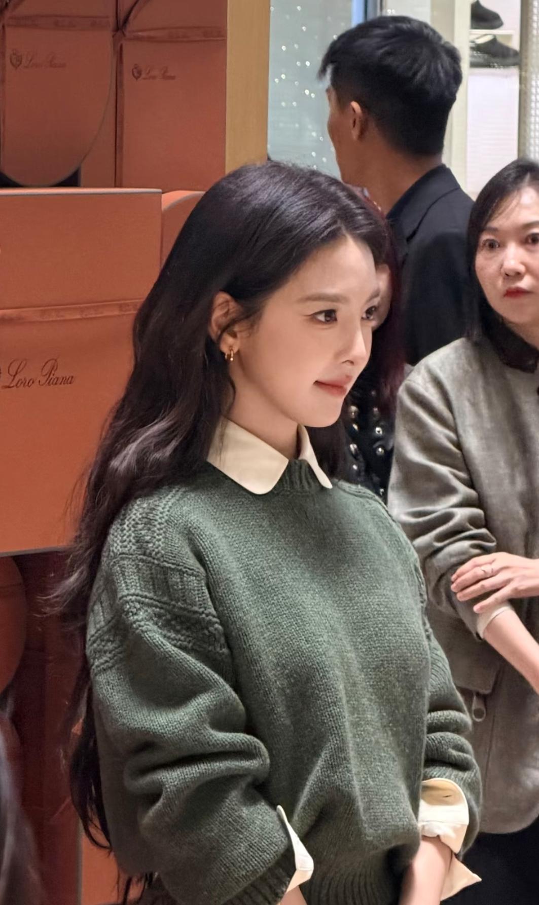 线下撞见章若楠本人，气质越来越好了。暖调衬衫衬得她皮肤白到发光，笑起来那股柔劲儿